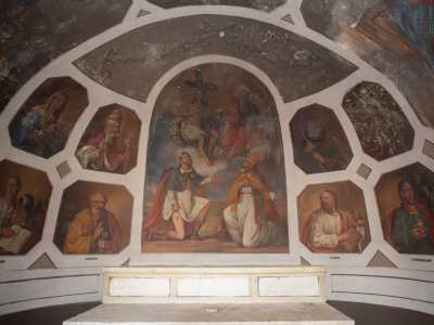 La tempera sopra l�altare raffigura la santissima Trinit�, a cui � dedicata la chiesa. Qui troviamo il Dio Padre seduto su una nuvola e con in testa un�aureola triangolare, il Cristo con accanto la croce e lo Spirito Santo simboleggiato da una colomba
